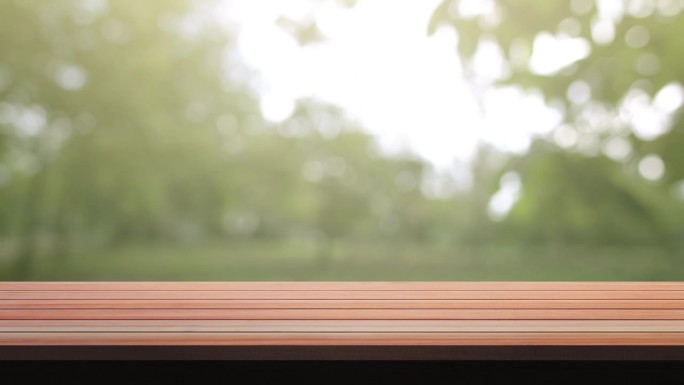 木桌吧台与自然树木虚化背景，顶部木桌空间区域为产品展示。3840 x2160。4 k UHD。视频剪