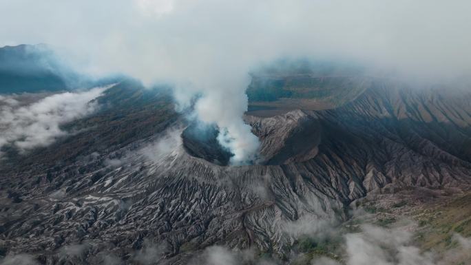 航拍活火山冒烟