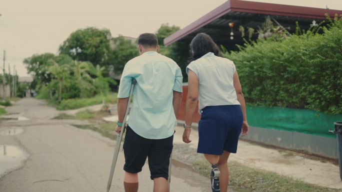 拥抱独立:残疾夫妇用假肢在户外行走-一个关于力量和灵感的故事