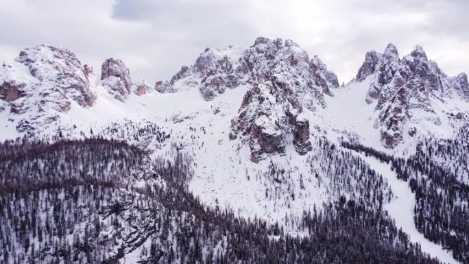 美丽的白色山脉覆盖着雪白云岩意大利