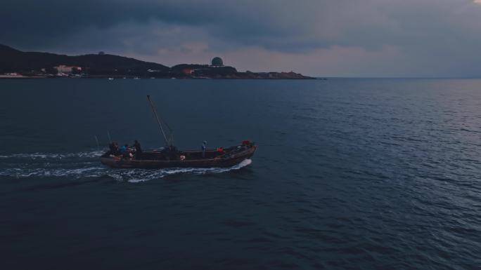 清晨出海的渔船