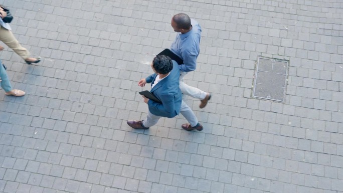 错误，街头和商务人士早上在城市或城镇上班的路上撞了一下。头顶上，抱歉和员工朋友在户外上班时意外撞车