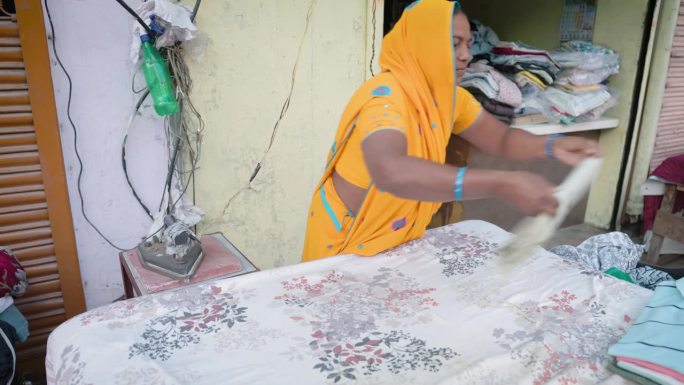 拉贾斯坦邦斋浦尔市的印度妇女在熨衣服
