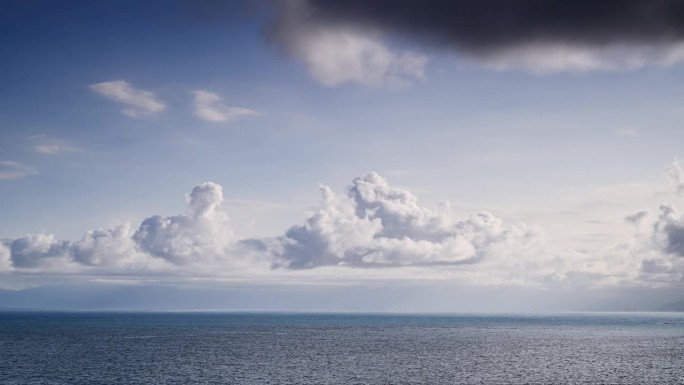 碧海蓝天，千变万化的白云。这是非常放松的。