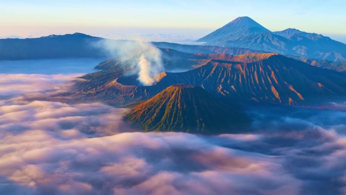 在印尼东爪哇的Bromo Tengger塞梅鲁国家公园，从金刚视角看日出时壮观的Bromo火山。风景