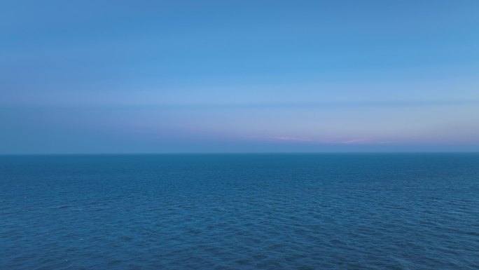 傍晚蓝色大海航拍飞向大海唯美晚霞海洋风景