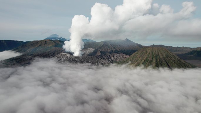 航拍活火山冒烟