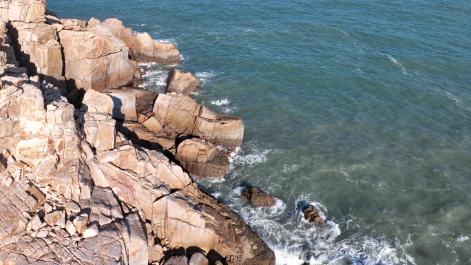 海边悬崖俯拍海岛海岸线岛屿岸边海水拍打