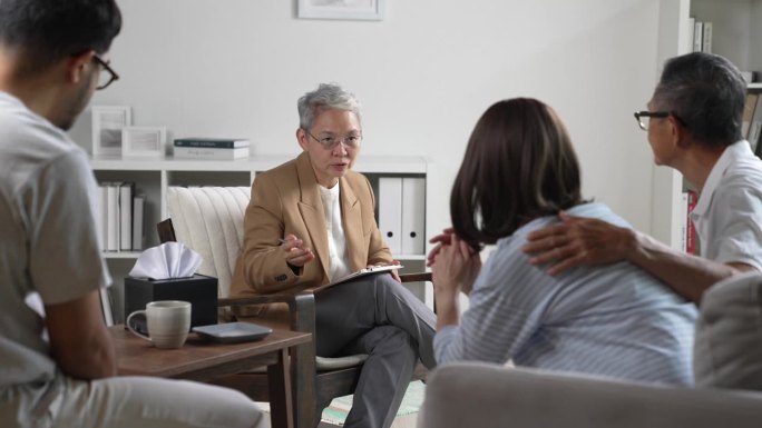 治疗师，心理学家在团体治疗中与人们交谈并提供咨询