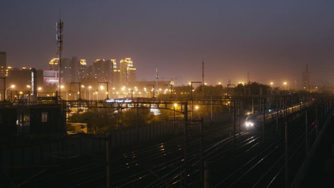 夜幕下的高铁列车 北京