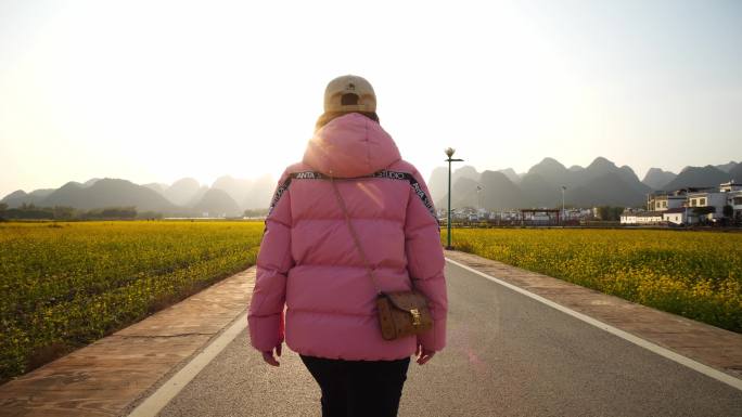 户外 阳光 女性 人物 行走 背影 脚步