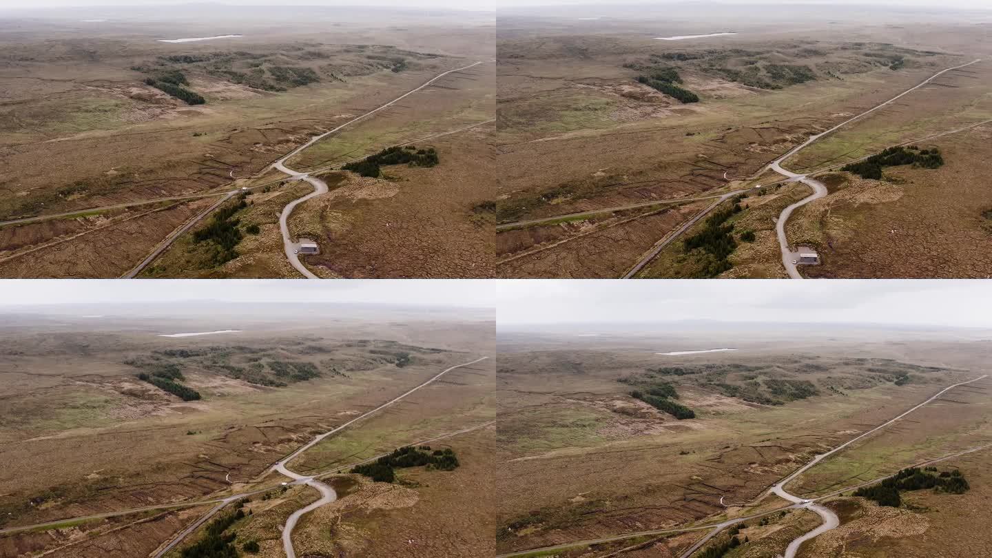 无人机拍摄的苏格兰外赫布里底群岛的沼地轨道道路。