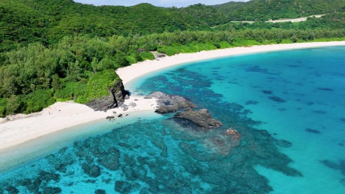 日本冲绳县那霸附近，Kerama的扎美岛上的空中古津美海滩