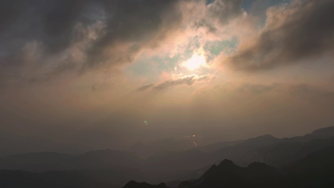 逆光大山剪影 向着太阳