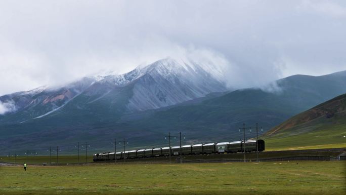【4K】雪山下行驶的火车