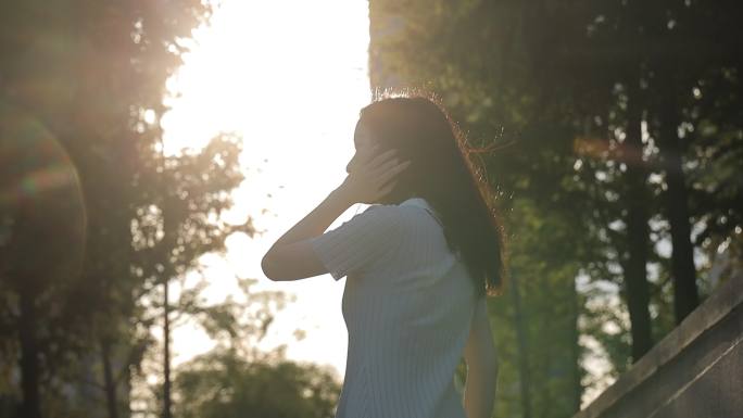 女孩公园亲近自然  女孩公园散步