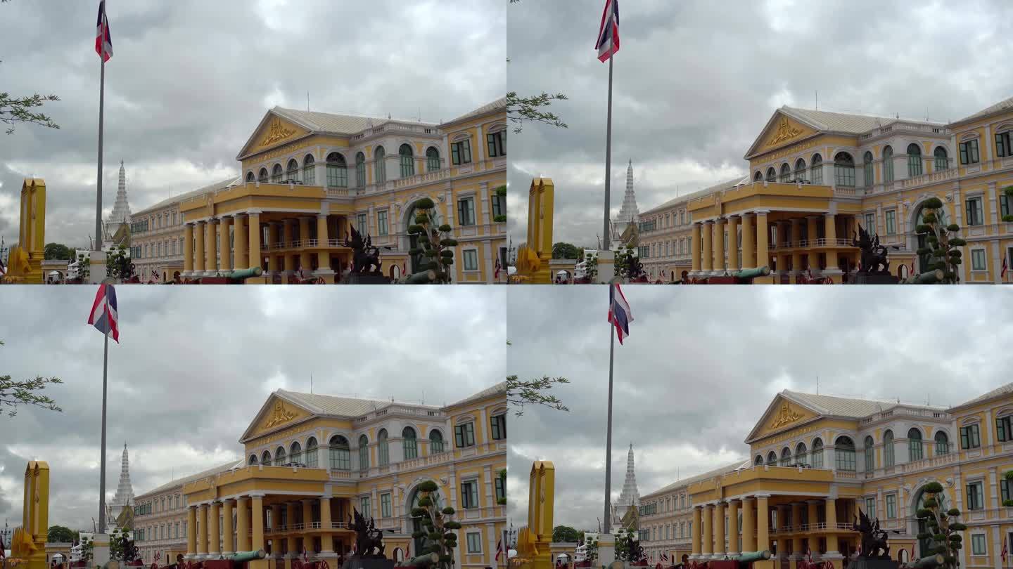 泰国国防部大楼是一座黄色的欧式古建筑，大楼正面有泰文标志，即国防部。