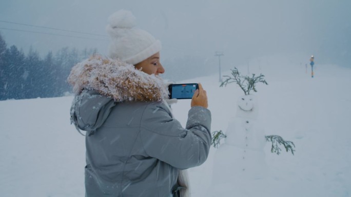 女人们喜欢给雪人拍照