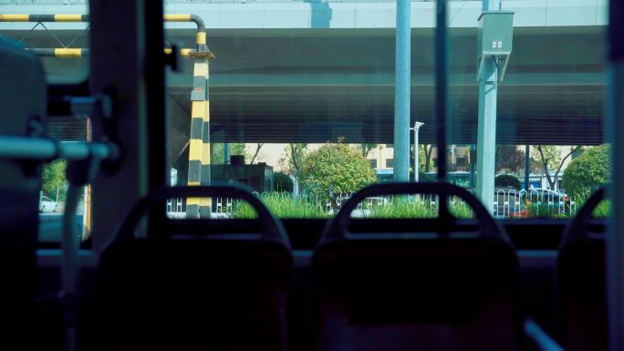 在公交车上看窗户外的北京