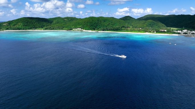 航拍拍摄的日本角拉马列岛扎美岛的阿玛海滩