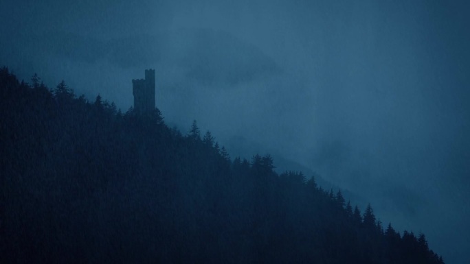 迷雾山脉城堡上的暴雨