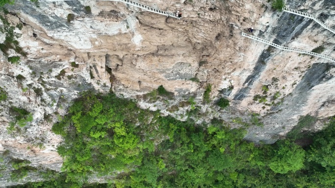 4K航拍张家界大峡谷景区飞拉达悬崖壁攀岩