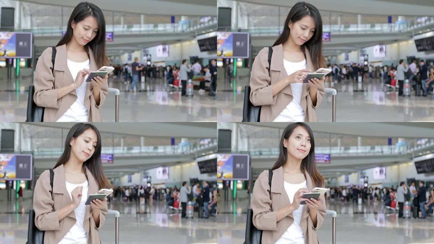 在香港国际机场用手提电话工作的妇女