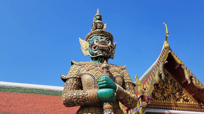 在一个阳光明媚的日子里，泰国曼谷老城区中心的佛佛寺和大皇宫。
