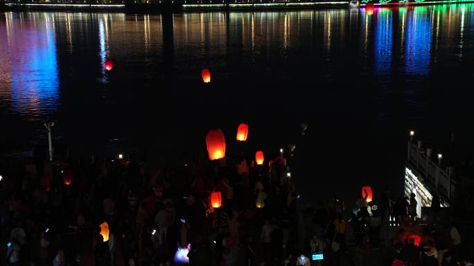 湖北襄阳古城汉江边夜晚燃放孔明灯祈福人群