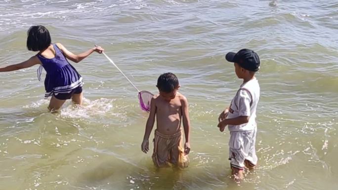 海浪滚滚打礁石海水海浪礁石大海拍打击岩石