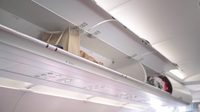 飞机行李舱。飞机内部的客舱里有乘客。