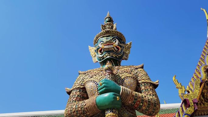 在一个阳光明媚的日子里，泰国曼谷老城区中心的佛佛寺和大皇宫。
