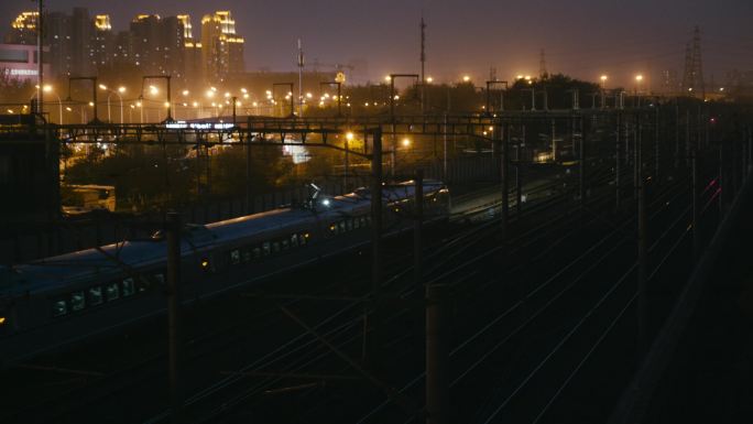 夜幕下的高铁列车