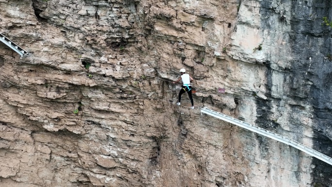 4K航拍张家界大峡谷景区飞拉达悬崖壁攀岩