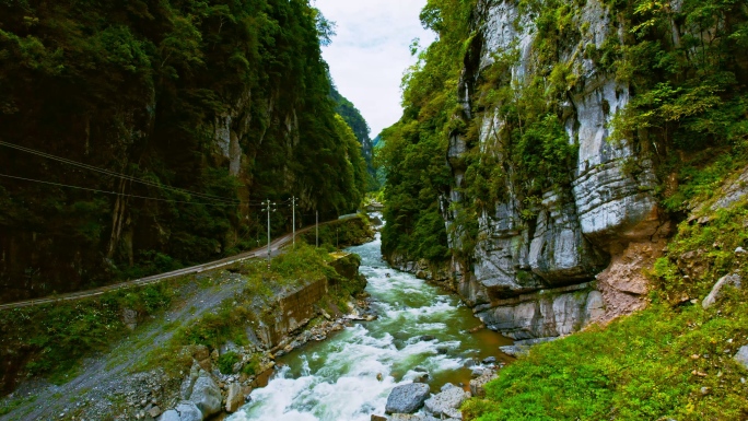 深山峡谷河流道路