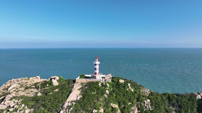 大海岛屿航拍灯塔风车岛指引灯海洋碧海蓝天