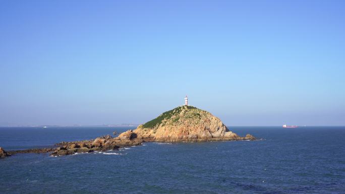 大海岛屿航拍灯塔风车岛指引灯海洋碧海蓝天