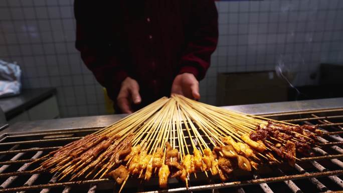 城市街头美食小吃烹饪烧烤新疆孜然羊肉串