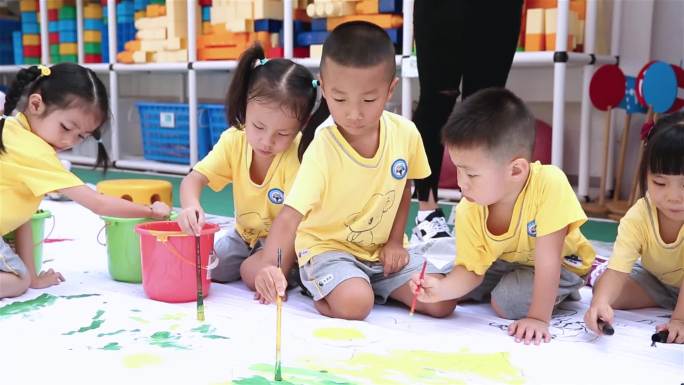 幼儿园活动小孩快乐嬉闹儿童节开心课外活动