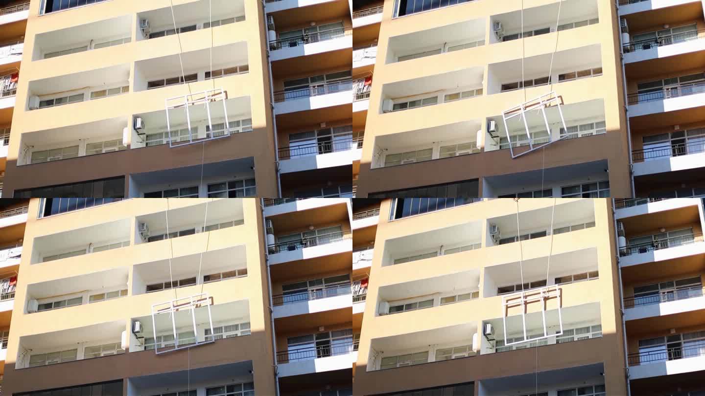 公寓装修窗框吊装采用绳索施工阳台