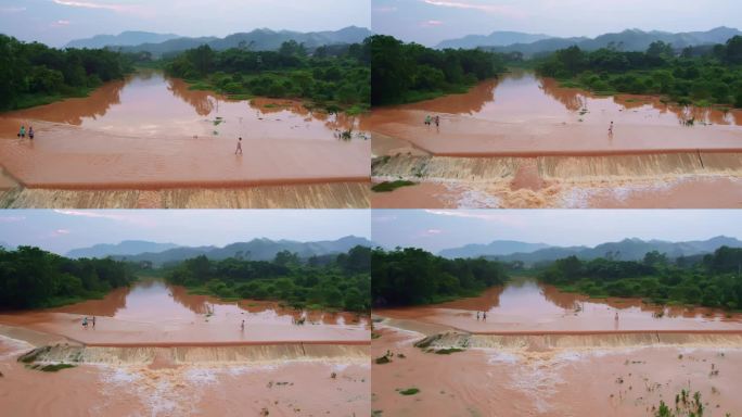 大雨后河水暴涨漫过道路水土流失泥水浸漫