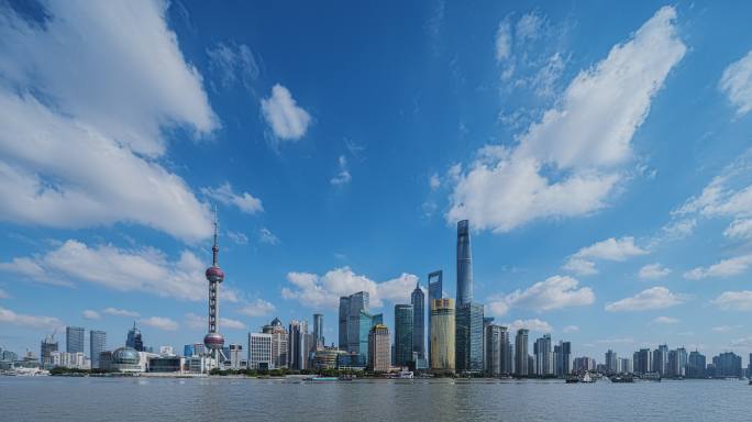 台风后：云卷云舒的上海浦东延时（全景）