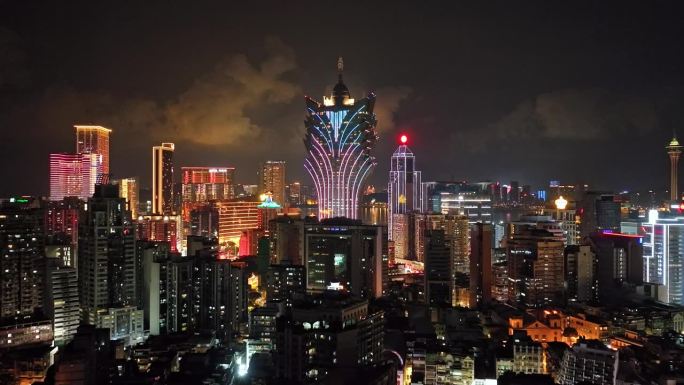 澳门新葡京摩天大楼夜景，澳门大桥道路汽车交通，无人机鸟瞰图。亚洲旅游地标，财富娱乐理念