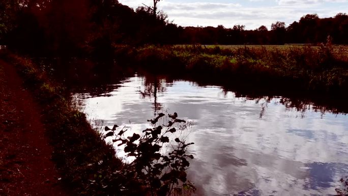 运河拖径绿色葱郁的河景和景观桥斯特拉特福德运河英国沃里克郡