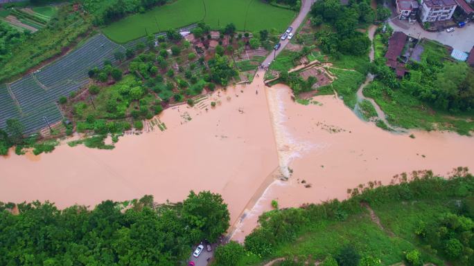 大雨后河水暴涨漫过道路水土流失泥水浸漫