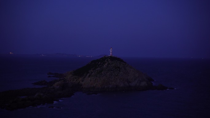 夜晚大海灯塔海上指明灯海岛指引灯海洋灯塔