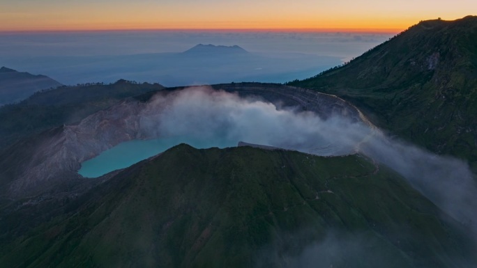 鸟瞰图从卡瓦伊真火山口，硫磺开采活火山，爪哇，印度尼西亚