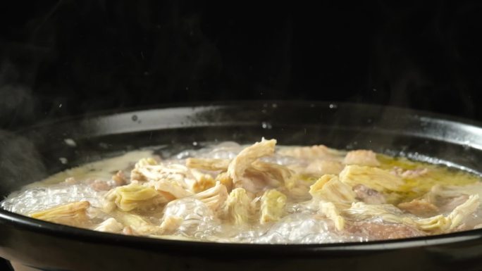 土鸡干笋煮汤