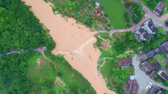 大雨后河水暴涨漫过道路水土流失泥水浸漫