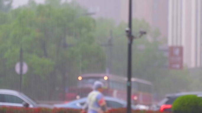 城市夜晚下雨天雨景人流夜景街景撑伞行人_